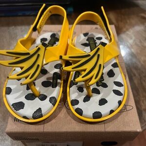 Mini Melissa banana sandals just in time for Minions!
